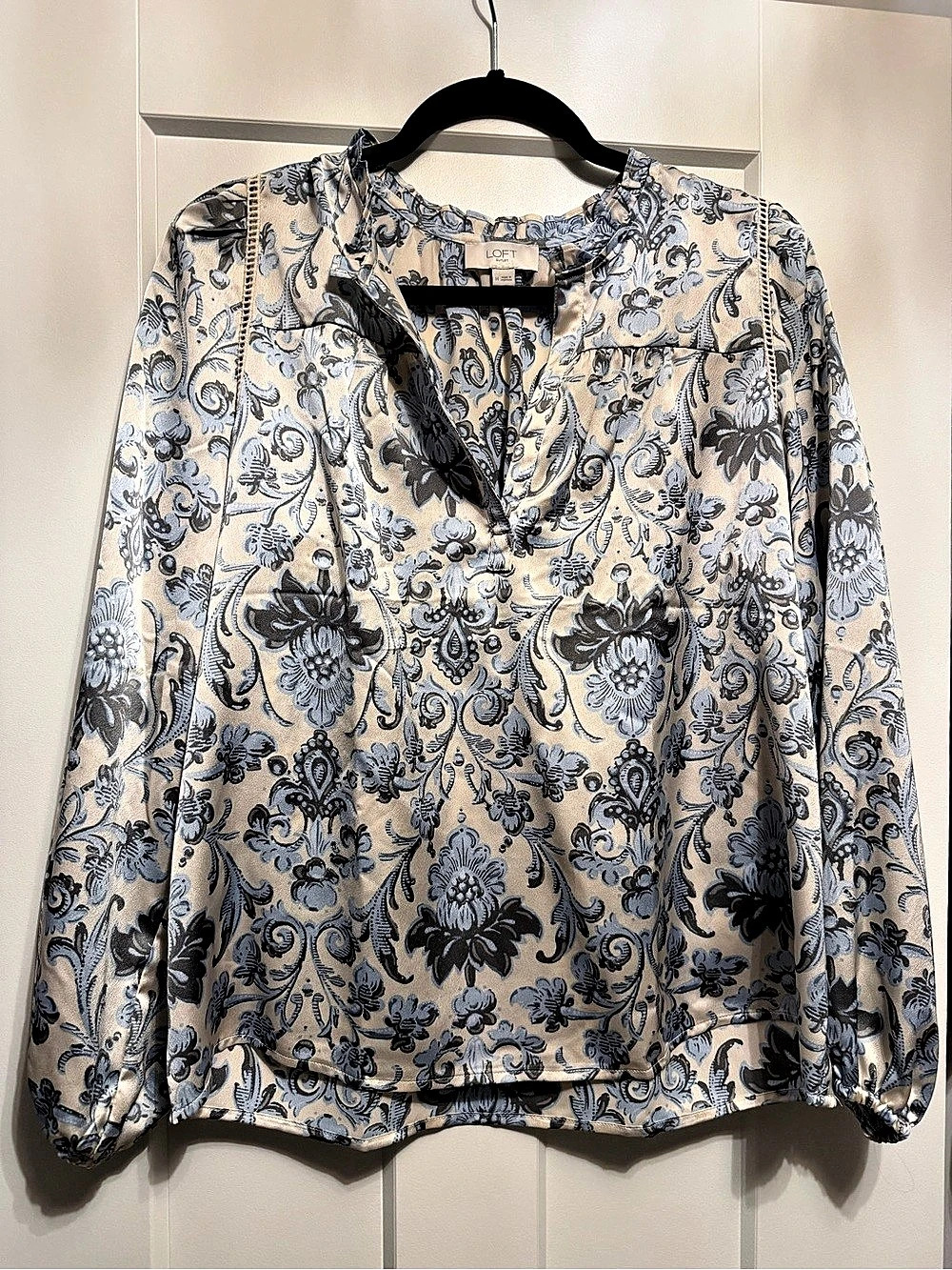 LOFT Floral Blouse in Blue & Cream Size Medium Like New